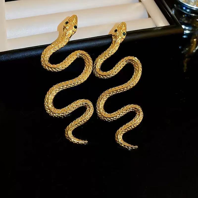 The ethereal snake at your ear unlocks the fashionable code of the design