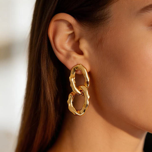 Fashion textbook combo: Gilded hoop earrings + black dress