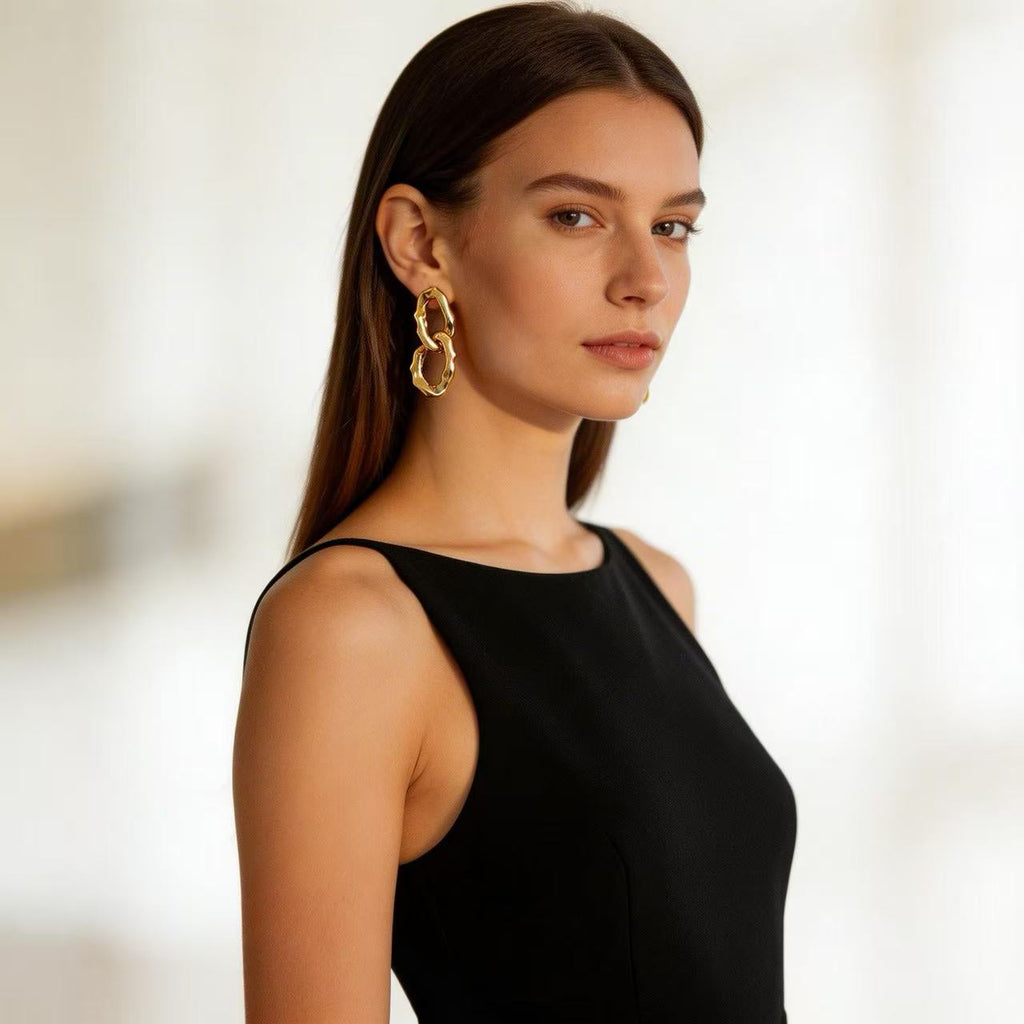 Combinaison de manuel de mode : Créoles dorées + robe noire