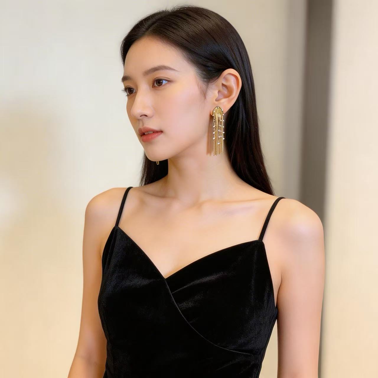 黑色天鹅绒与金色流苏 — 在您的晚宴上大放异彩。
