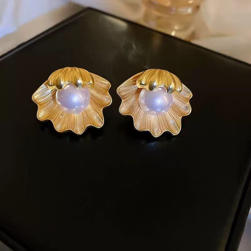 Shell pearls + nude long dress = A versatile and elegant must-have item