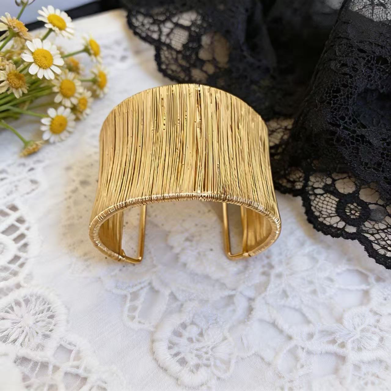 Black meets gold, full power unleashed