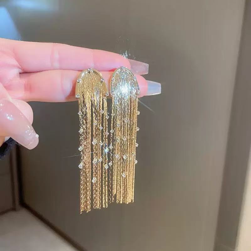 黑色天鹅绒与金色流苏 — 在您的晚宴上大放异彩。